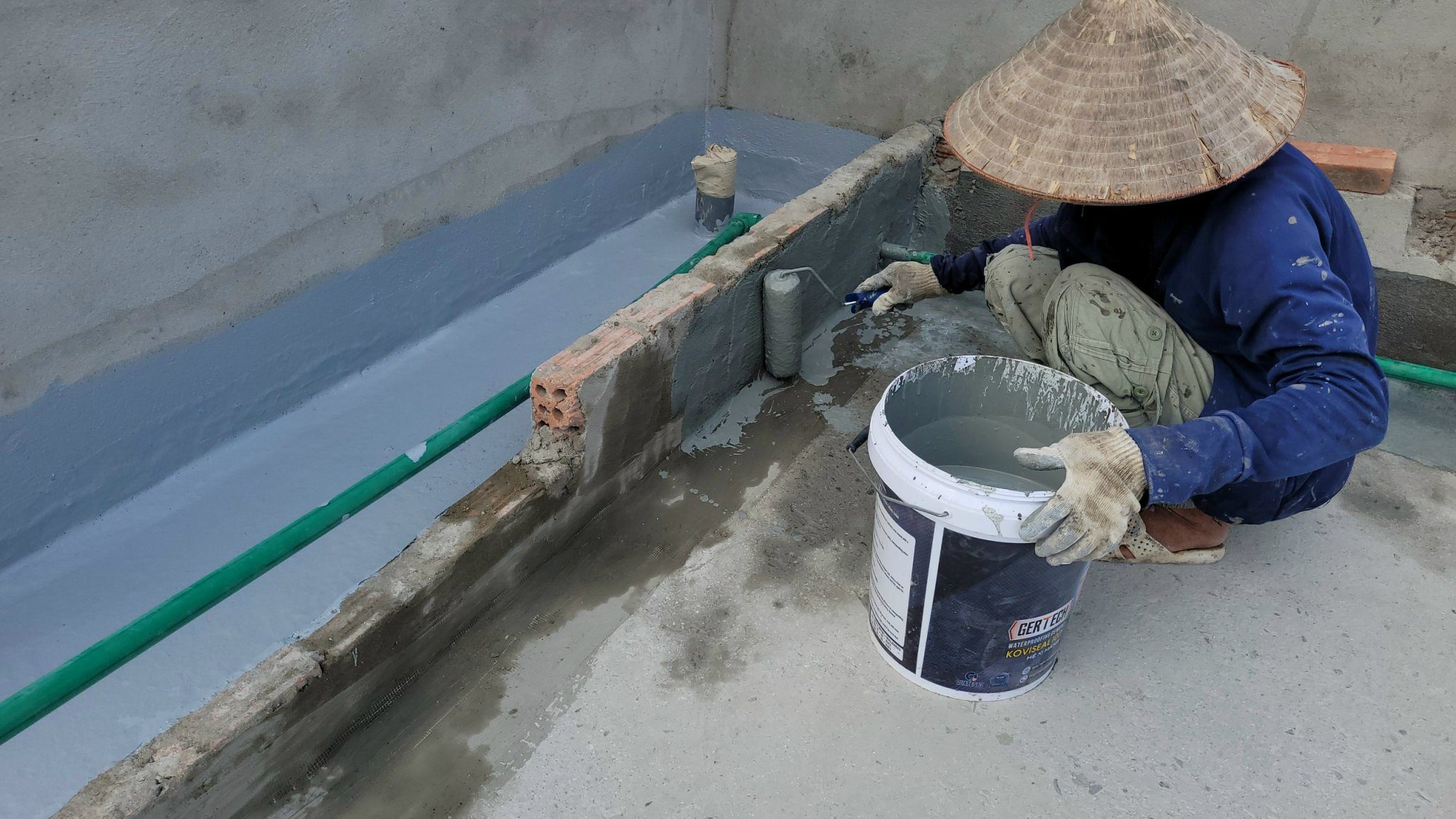 Khác Biệt Giữa Chống Thấm Gốc Nước Và Dung Môi - Lựa Chọn Tốt Nhất Cho Công Trình Của Bạn 2 chống thấm gốc nước koviseal 102