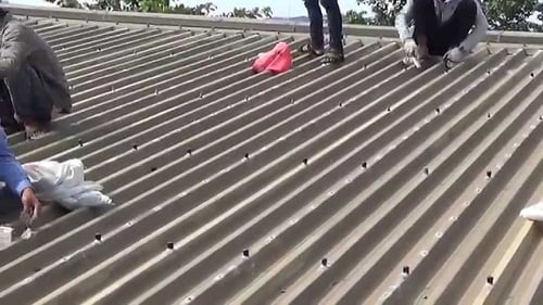 Chống thấm mái tôn Giải pháp hoàn hảo cho giá trị lâu dài của ngôi nhà 3 Chống thấm mái tôn