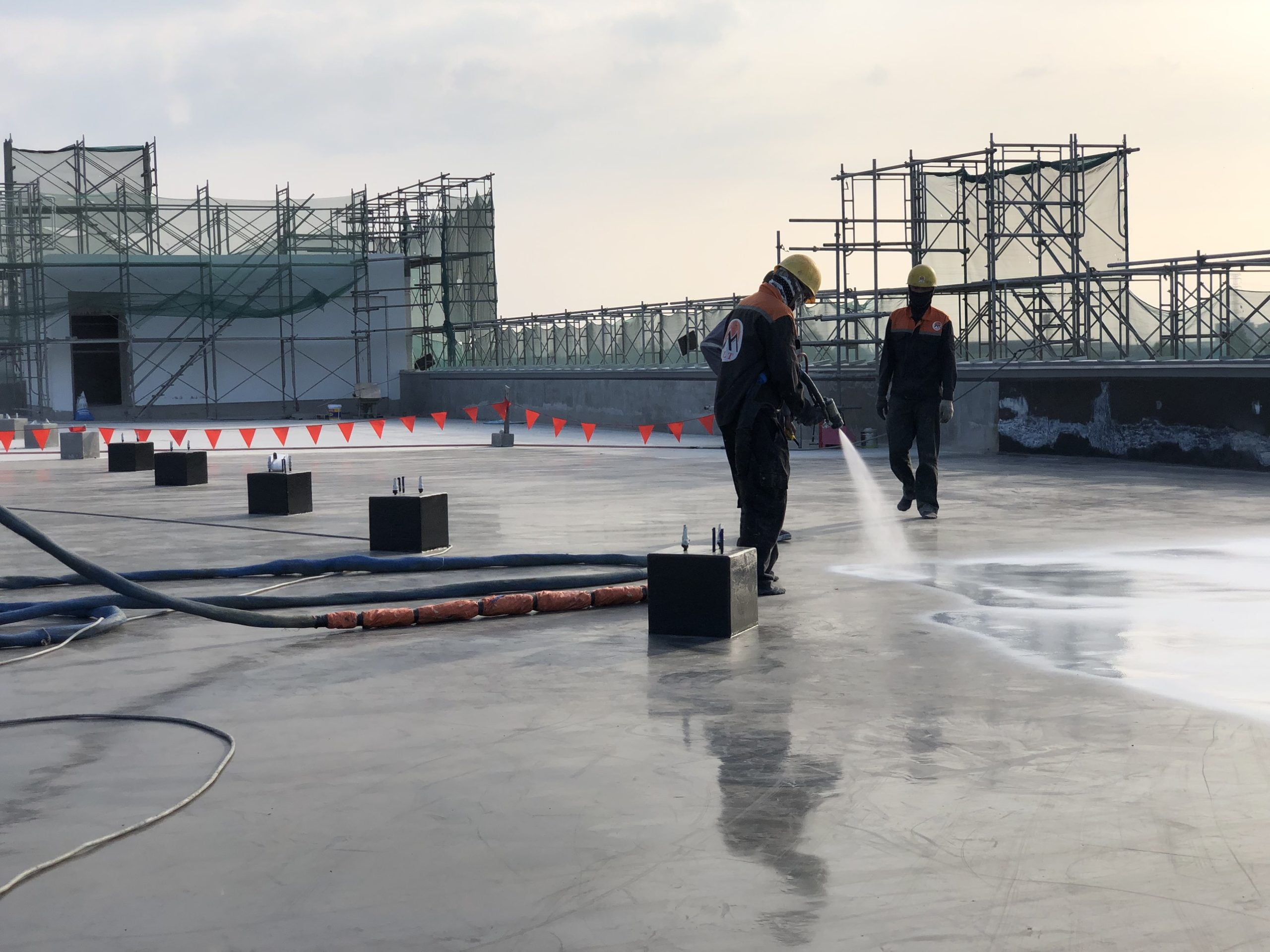 Polyurea là gì? Chống thấm hiệu quả, bền bỉ và an toàn cho môi trường 3 https://plthcm.vn/